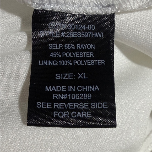 Elegant White Sleeveless Dress - Picture 11 of 12